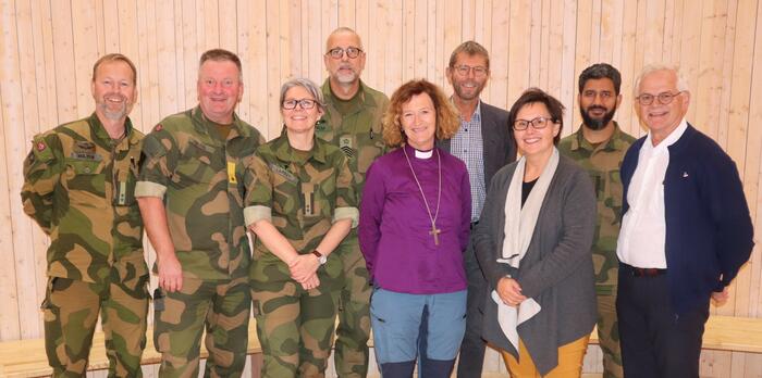 Forsvarets Tros- og livssynskorps i lag med Oslo biskop på besøk på Viken senter