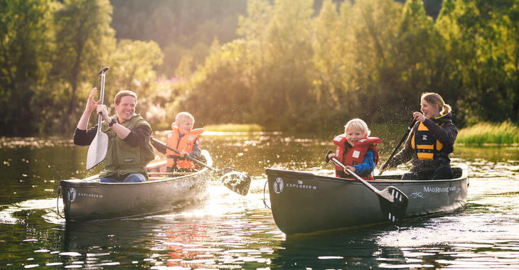 familie på kanotur